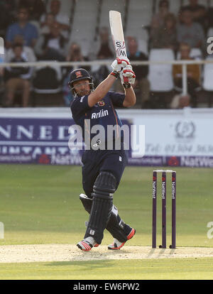 Canterbury, Regno Unito. Il 18 giugno, 2015. Graham Napier in azione di ovatta. Natwest T20 Blast. Kent Spitfires vs Essex aquile © Azione Sport Plus/Alamy Live News Foto Stock