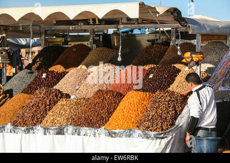 Frutta e noci per vendita a questo stallo di strada su,Djemaa, Djemaa el Fna,la piazza principale di Marrakesh/Marrakech, Marocco, Africa. Foto Stock