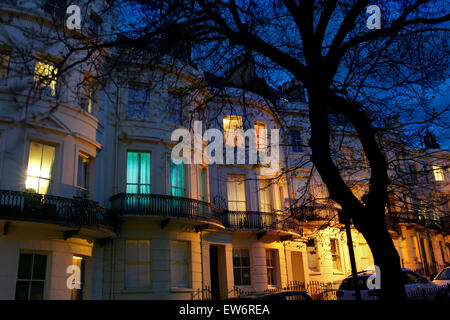 Xix secolo alloggiamento terrazzati con bow windows, Powis Square, in Clifton Hill area di Brighton. Foto Stock