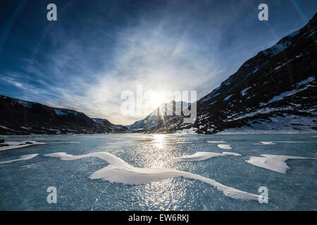 Il sole di mezzanotte oltre il Lago di Hoare, Antartide Foto Stock