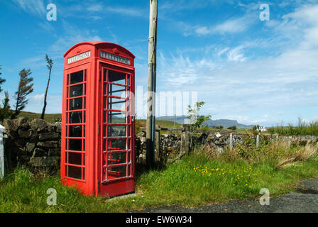 Telefono rosso scatola nel paese, Isola di Skye in Scozia, Regno Unito, Europa Foto Stock