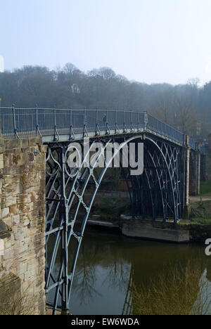 Primo ponte di ferro nel mondo di Abraham Darby III attraversato il fiume Severn a Ironbridge Shropshire England Regno Unito Europa Foto Stock