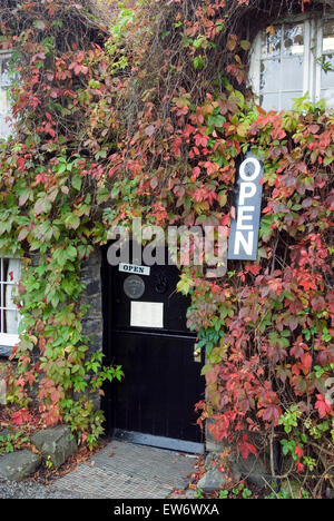 Llanrwst antico ponte di pietra e sale da tè e Conwy fiume Snowdonia National Park North Wales UK Europa, Ty Hwnt ir bont Foto Stock