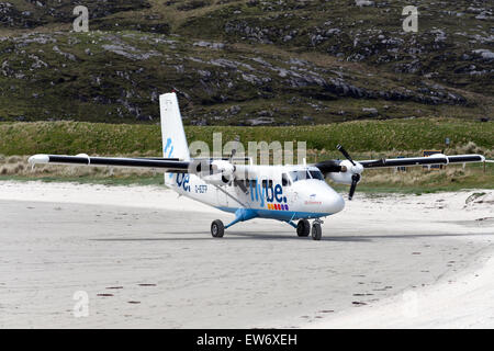 Piccolo aereo sulla pista sabbiosa di Barra aeroporto, Scozia Foto Stock