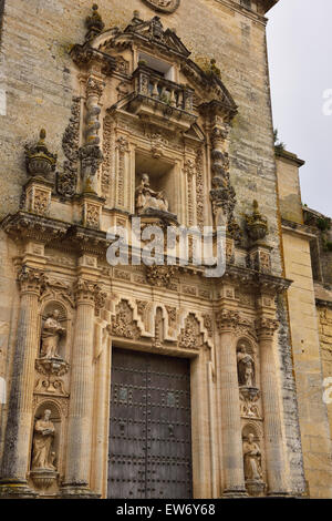 Xviii secolo sculture presso lo sportello anteriore della chiesa di San Pietro in Arcos de la Frontera in Spagna Foto Stock