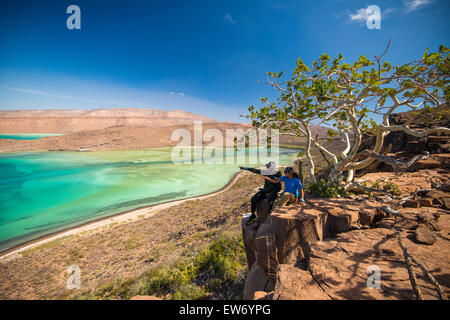 Messico, Baja, Lapaz, Espiritu Santo. I turisti rivolta verso l. Foto Stock