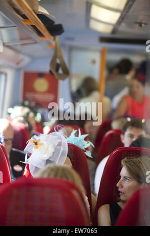 Ascot, Regno Unito. Il 18 giugno, 2015. Royal Ascot Ladies' giorno.Gli spettatori che arrivano in treno da Londra, Ascot, Regno Unito. Credito: Veronika Lukasova/ZUMA filo/Alamy Live News Foto Stock