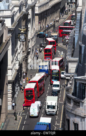 Uccelli-eye di red double decker bus su una trafficata strada di Londra Foto Stock