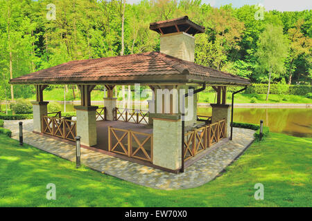 Vista del gazebo sul lago Foto Stock