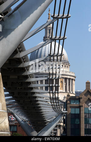 Vista insolita della Cattedrale di Saint Paul dal Millennium Bridge di Londra Foto Stock