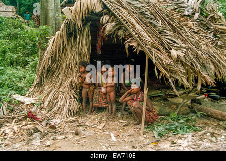 Orang Asli Sakai o gruppo di famiglia in Taman Negara, Malaysia Foto Stock