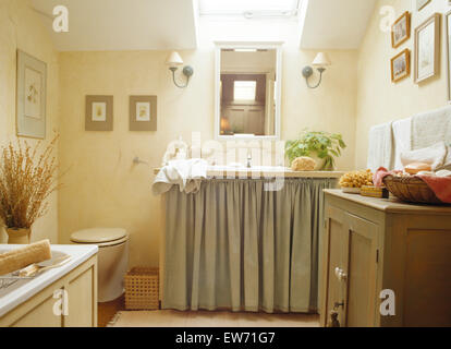 Le tende sul mobiletto bagno in piccole stanze da bagno degli anni ottanta estensione Foto Stock