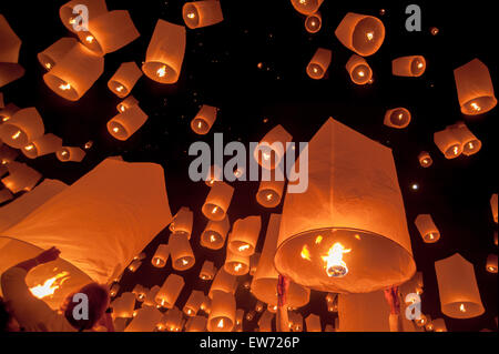 Lanterna oscillante in Yee Peng festival, buddista lanterne galleggianti per il Buddha nel quartiere Sansai Foto Stock