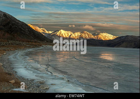 Mattina oltre le montagne vicino al lago Pangong Foto Stock