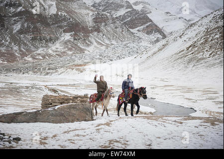 I Cavalieri di equitazione in Changthang durante i mesi invernali Foto Stock