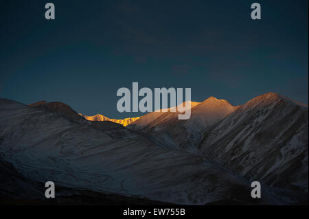 Mattina oltre le montagne vicino al lago Pangong Foto Stock