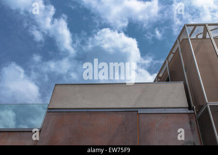 Architettura contemporanea caratterizzata da materiali arrugginiti e pannelli di acciaio. Foto Stock