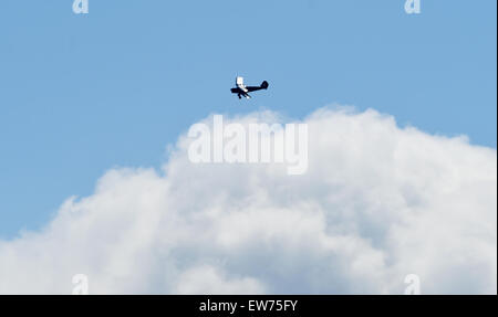 Brighton Regno Unito Giovedì 18 Giugno 2015 - un biplano diede una improvvisata display acrobatiche nei cieli di Brighton questa mattina prima di andare oltre la torre di trasmettitore a Whitehawk Hill fotografia scattata da Simon Dack Foto Stock