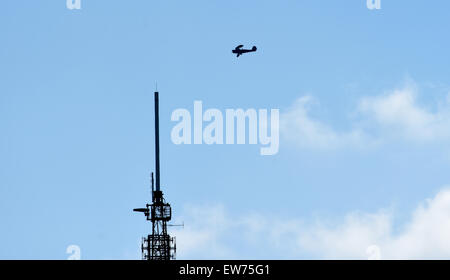 Brighton Regno Unito - un biplano diede una improvvisata display acrobatiche nei cieli di Brighton questa mattina prima di andare oltre la torre di trasmettitore a Whitehawk Hill Foto Stock