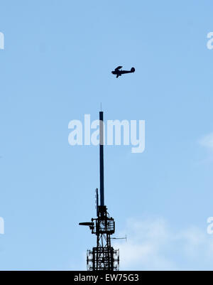 Brighton Regno Unito - un biplano diede una improvvisata display acrobatiche nei cieli di Brighton questa mattina prima di andare oltre la torre di trasmettitore a Whitehawk Hill Foto Stock