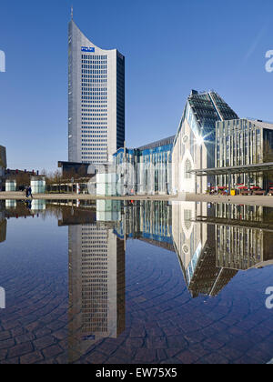 Augustusplatz con torre di città, nuova Augusteum, Lipsia, Germania Foto Stock