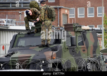 Kiel, Germania. 19 giugno 2015. Soldati marino sicuro la zona di sicurezza intorno a tre US Navy warhsips presso il porto di Kiel, Germania, 19 giugno 2015. Cinquanta navi della marina militare da 10 nazioni sono tenuti a prendere parte all'annuale settimana di Kiel vela evento dal 20 al 28 giugno. Foto: CARSTEN REHDER/dpa/Alamy Live News Foto Stock