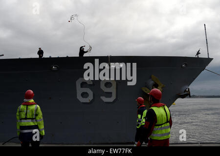 Kiel, Germania. 19 giugno 2015. US Navy warhsip 'Vicksburg' arriva al porto di Kiel, Germania, 19 giugno 2015. Cinquanta navi della marina militare da 10 nazioni sono tenuti a prendere parte all'annuale settimana di Kiel vela evento dal 20 al 28 giugno. Foto: CARSTEN REHDER/dpa/Alamy Live News Foto Stock