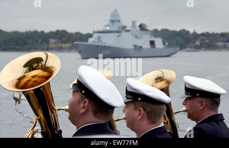 Kiel, Germania. 19 giugno 2015. I musicisti della marina militare benvenuto di banda la fregata danese "Peter Willemoes' presso il porto di Kiel, Germania, 19 giugno 2015. Cinquanta navi della marina militare da 10 nazioni sono tenuti a prendere parte all'annuale settimana di Kiel vela evento dal 20 al 28 giugno. Foto: CARSTEN REHDER/dpa/Alamy Live News Foto Stock