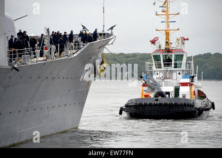 Kiel, Germania. 19 giugno 2015. US Navy warhsip 'Vicksburg' arriva al porto di Kiel, Germania, 19 giugno 2015. Cinquanta navi della marina militare da 10 nazioni sono tenuti a prendere parte all'annuale settimana di Kiel vela evento dal 20 al 28 giugno. Foto: CARSTEN REHDER/dpa/Alamy Live News Foto Stock