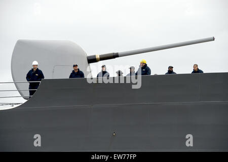 Kiel, Germania. 19 giugno 2015. Membri di equipaggio del Navy US warhsip 'Vicksburg' stand sul ponte della nave arriva al porto di Kiel, Germania, 19 giugno 2015. Cinquanta navi della marina militare da 10 nazioni sono tenuti a prendere parte all'annuale settimana di Kiel vela evento dal 20 al 28 giugno. Foto: CARSTEN REHDER/dpa/Alamy Live News Foto Stock