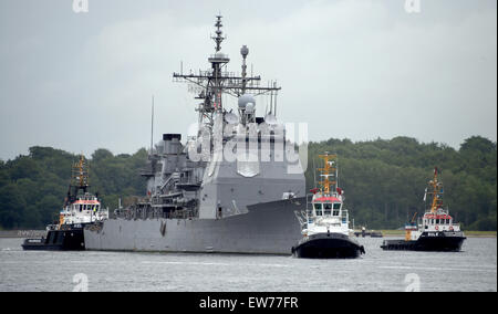 Kiel, Germania. 19 giugno 2015. US Navy warhsip 'Vicksburg' arriva al porto di Kiel, Germania, 19 giugno 2015. Cinquanta navi della marina militare da 10 nazioni sono tenuti a prendere parte all'annuale settimana di Kiel vela evento dal 20 al 28 giugno. Foto: CARSTEN REHDER/dpa/Alamy Live News Foto Stock