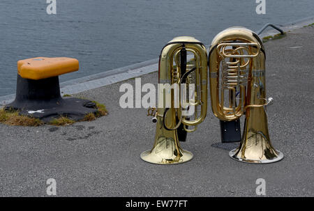 Kiel, Germania. 19 giugno 2015. Due tube del marine banda militare sono visti presso il porto di Kiel, Germania, 19 giugno 2015. Cinquanta navi della marina militare da 10 nazioni sono tenuti a prendere parte all'annuale settimana di Kiel vela evento dal 20 al 28 giugno. Foto: CARSTEN REHDER/dpa/Alamy Live News Foto Stock