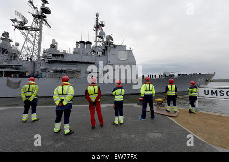 Kiel, Germania. 19 giugno 2015. US Navy warhsip 'Vicksburg' arriva al porto di Kiel, Germania, 19 giugno 2015. Cinquanta navi della marina militare da 10 nazioni sono tenuti a prendere parte all'annuale settimana di Kiel vela evento dal 20 al 28 giugno. Foto: CARSTEN REHDER/dpa/Alamy Live News Foto Stock