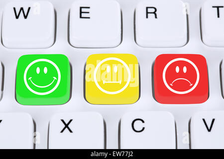 La scelta di qualità del servizio al cliente il feedback con smiley sulla tastiera del computer Foto Stock