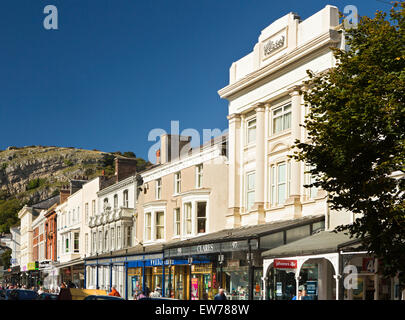 Nel Regno Unito, in Galles, Conwy, Llandudno, Mostyn Street, negozi, con tettucci vetrati Foto Stock