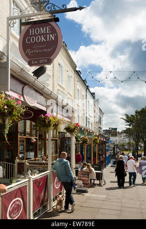 Nel Regno Unito, in Galles, Conwy, Llandudno, Superiore Mostyn Street, negozi e caffetterie Foto Stock