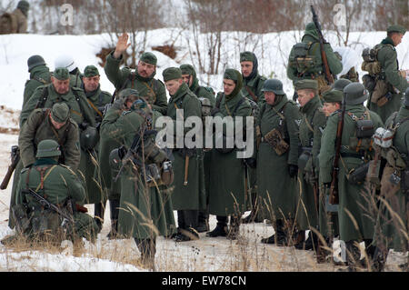 RUSSIA, LIZLOVO - 14 dicembre: Unidentified soldati tedeschi sul resto sulla rievocazione storica del contrattacco sotto la Mosca nel 1941 durante la II Guerra Mondiale, nella regione di Mosca, Lizlovo village, Russia, 2014 Foto Stock