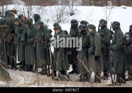 RUSSIA, LIZLOVO - 14 dicembre: Unidentified soldati tedeschi sul resto sulla rievocazione storica del contrattacco sotto la Mosca nel 1941 durante la II Guerra Mondiale, nella regione di Mosca, Lizlovo village, Russia, 2014 Foto Stock