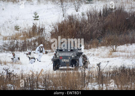 RUSSIA, LIZLOVO - 14 dicembre: Sonderkraftfahrzeug 251 della rievocazione storica del contrattacco sotto la Mosca nel 1941 durante la II Guerra Mondiale, nella regione di Mosca, Lizlovo village, Russia, 2014 Foto Stock