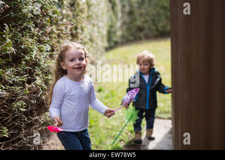 I bambini con whirligigs Foto Stock