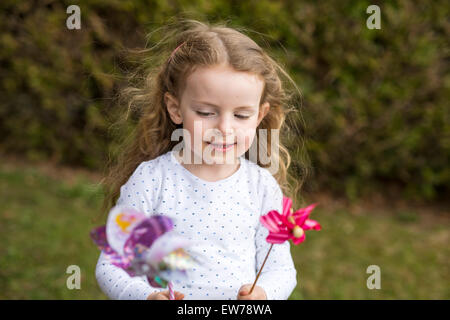 Bambina con whirligigs Foto Stock