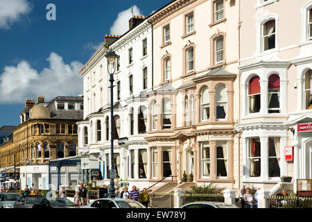 Nel Regno Unito, in Galles, Conwy, Llandudno, Gloddaeth Street, pensioni Foto Stock