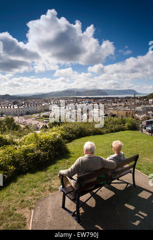 Nel Regno Unito, in Galles, Conwy, Llandudno, Camera Obscura hill, coppia di anziani godendo la vista in elevazione nella luce del sole Foto Stock