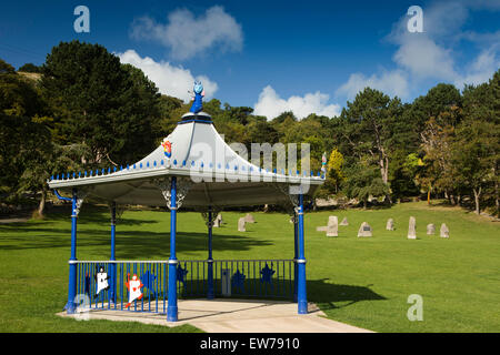 Nel Regno Unito, in Galles, Conwy, Llandudno, Happy Valley parco pubblico, Alice nel Paese delle Meraviglie bandstand a tema Foto Stock