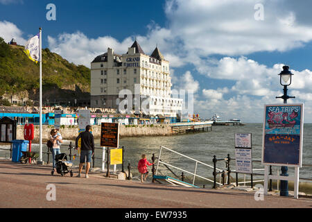 Nel Regno Unito, in Galles, Conwy, Llandudno, visitatori sul lungomare di pier ingresso Foto Stock