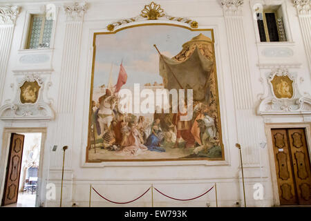 VICENZA, Italia - 13 Maggio: sala d'onore con l'affresco "Alessandro il Grande con Dario " famiglia " di Giambattista Tiepolo, insid Foto Stock