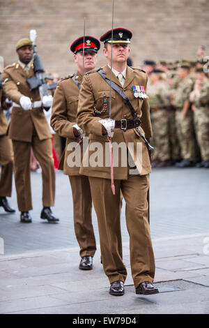 Le strade sono state chiuse e la folla rivestite le strade nel centro di Cardiff come questa mattina la regina è arrivato a presentare nuovi regimenta Foto Stock