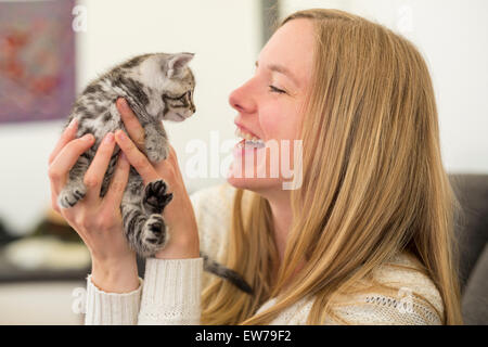 Giovane donna con un gattino Foto Stock