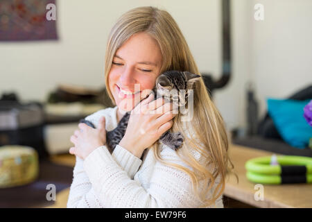 Giovane donna con un gattino Foto Stock