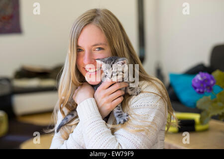 Giovane donna con un gattino Foto Stock